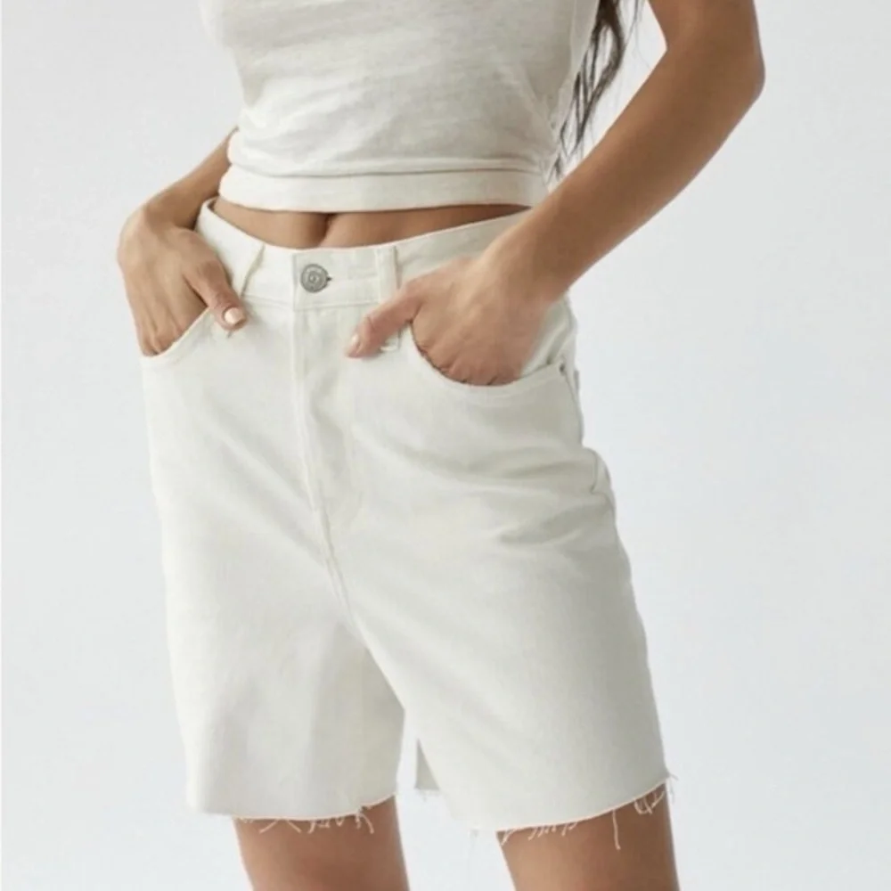 BDG Urban Outfitters 90’s White Long Inseam Denim Shorts Raw Hem SIZE 27 4